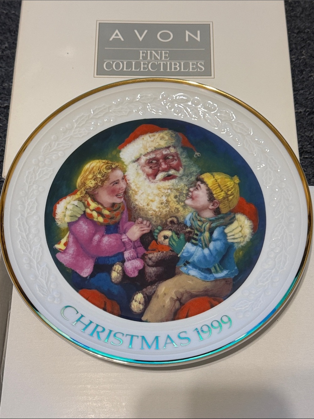 1999 Avon Fine Collectibles Christmas Decorative Plate - 22K Hold Rim.
